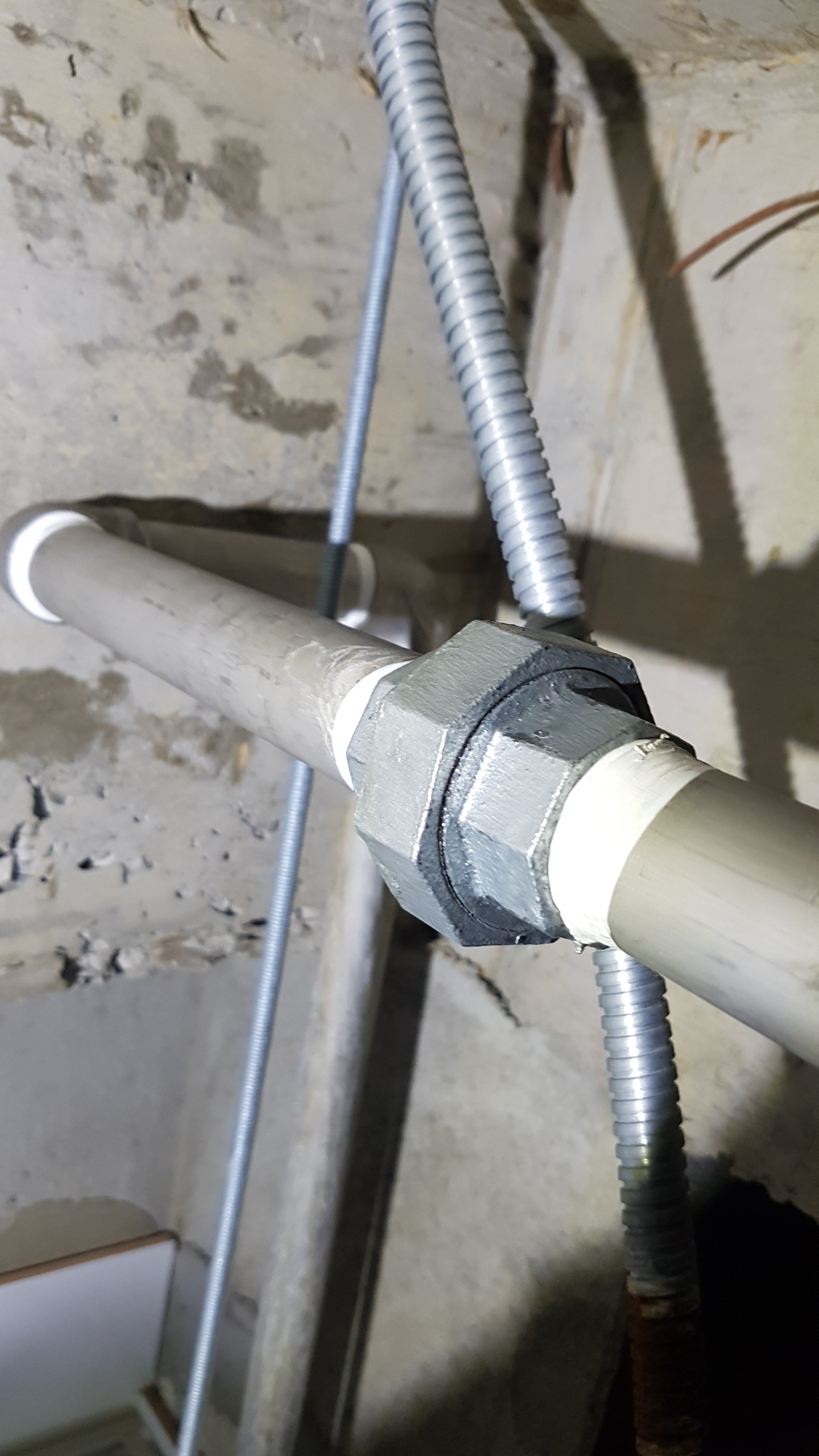 몰코 배관 누수 공사 현장 — 설비반장